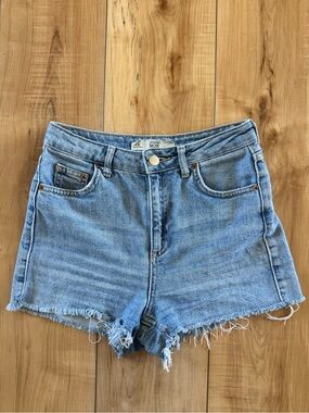 Topshop Moto Mom High-Waisted Denim Shorts Light Wash Frayed Cutoff Size 4